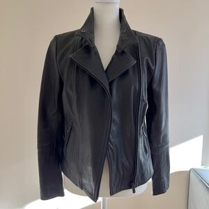 Black leather short moto jacket with collar, by Halogen. Size XSP